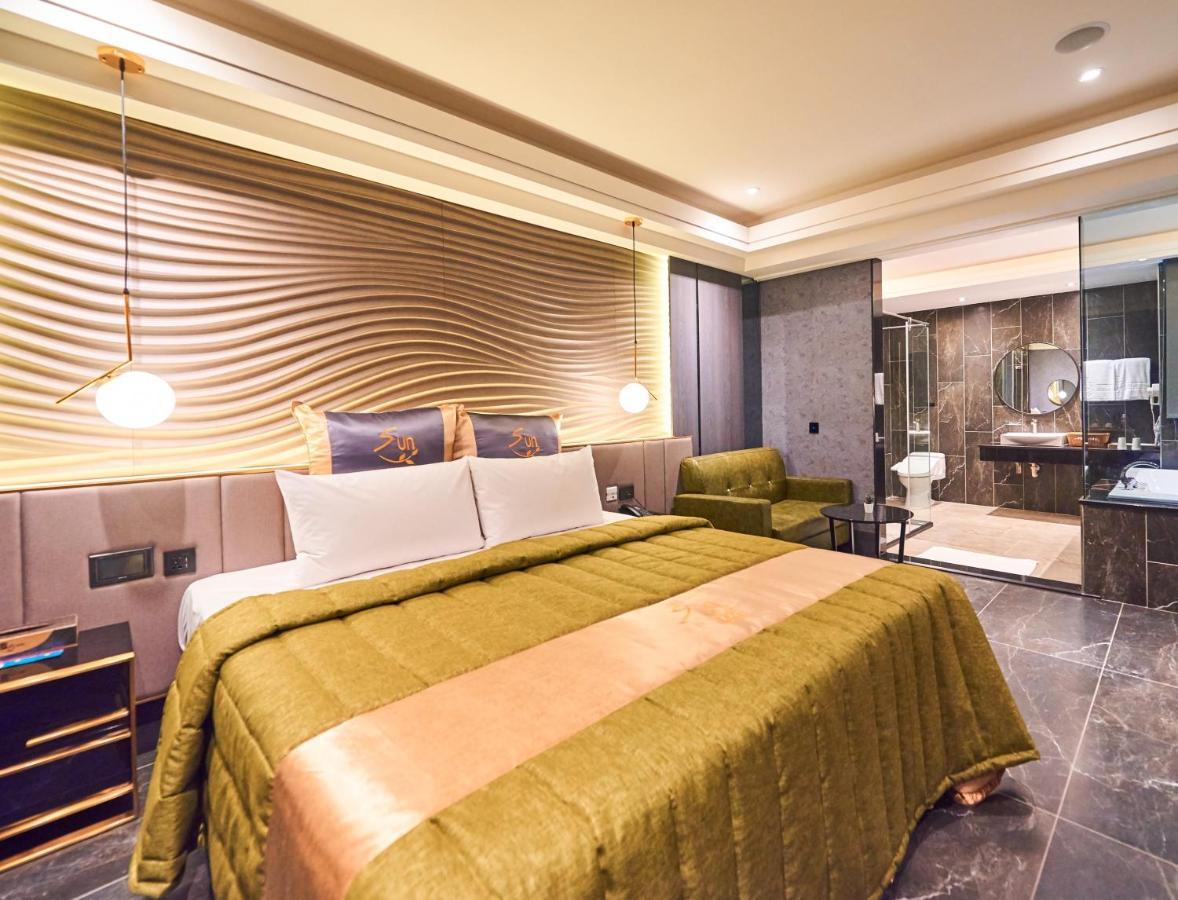 Sun Motel Kaohsiung Extérieur photo