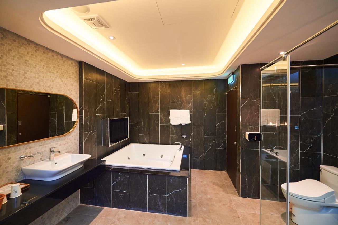 Sun Motel Kaohsiung Extérieur photo