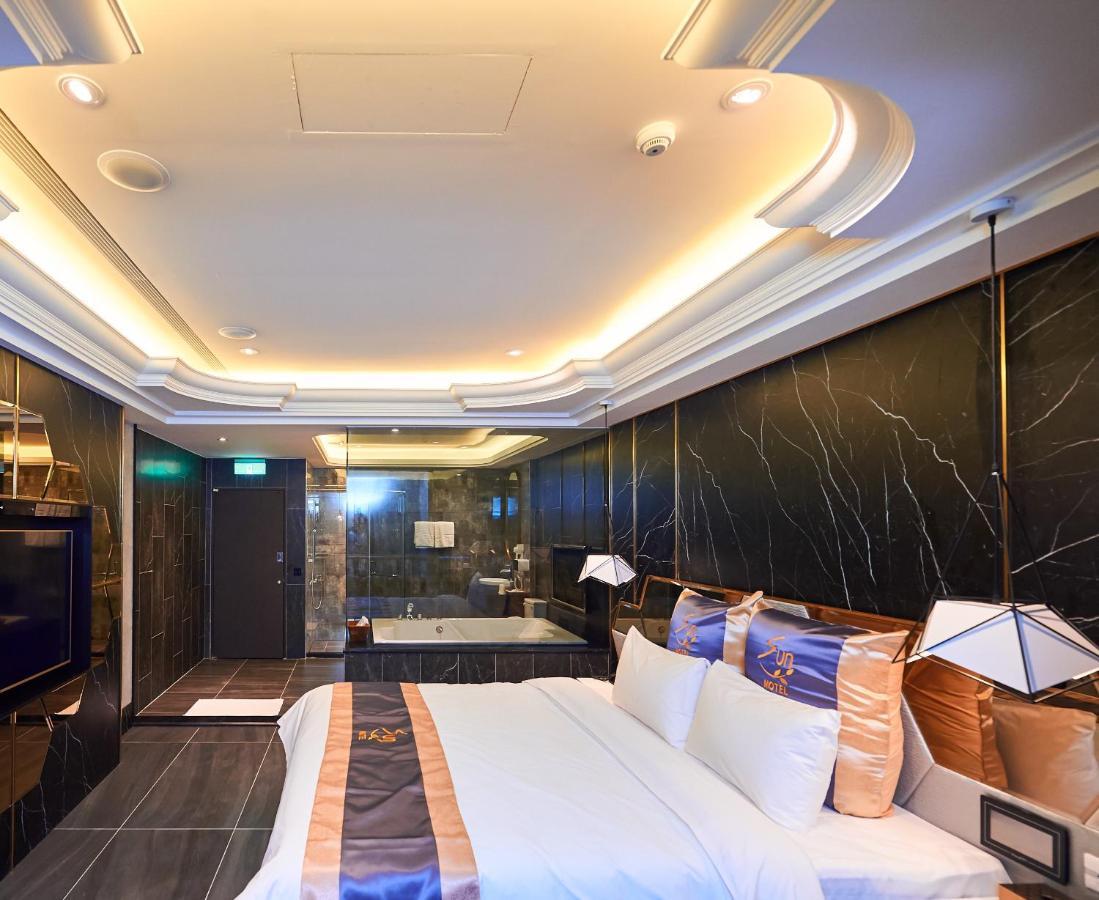 Sun Motel Kaohsiung Extérieur photo
