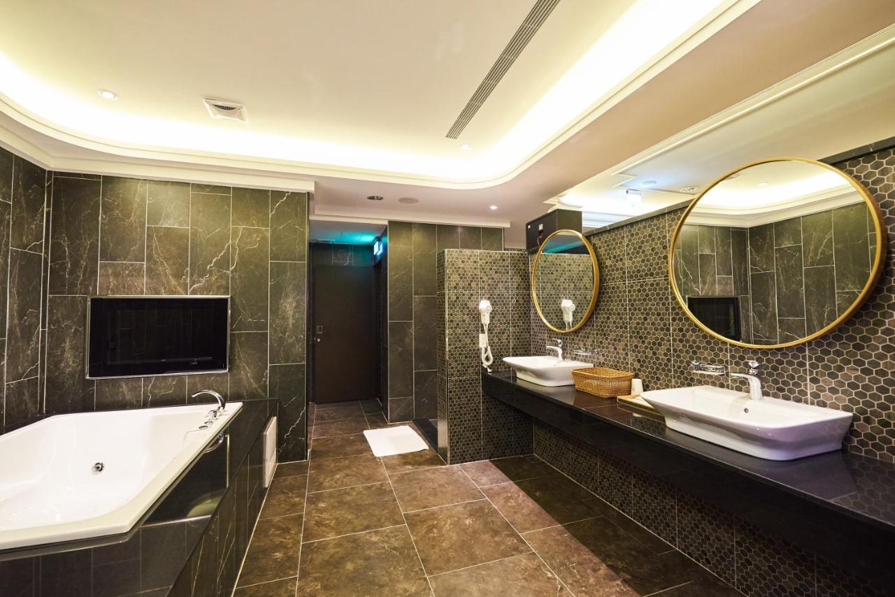 Sun Motel Kaohsiung Extérieur photo